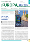 Titelseite der Zeitschrift Europa aktiv mit einem grünen Schriftzug, dem Titeltext "Zeit für eine föderalistische Avantgarde" und einem Foto eines digitalen Plakats zum Europatag in einer Straße in der Innenstadt von Halle.