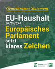 Grafik mit grünem Hintergrund und einem Foto des Plenarsaals des Europäischen Parlaments. Große Überschrift: „Gemeinsames Statement“. Darunter in weiß: „EU-Haushalt 2028–2034“. In gelb hervorgehoben: „Europäisches Parlament setzt klares Zeichen“. Unten rechts das Logo der Europa-Union Deutschland sowie ein Jubiläumslogo „80 Jahre (1946–2026)"